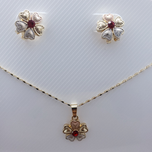Cargar imagen en el visor de la galería, Shimmering four leaf clover tri color with a red crystal (set)