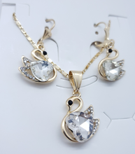 Load image into Gallery viewer, Swan with heart shaped clear crystals (set)
