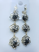 Cargar imagen en el visor de la galería, Hollow roses outlines with black crystals
