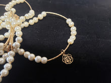 Cargar imagen en el visor de la galería, White pearl Bangle with hanging pendants
