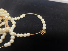 Cargar imagen en el visor de la galería, White pearl Bangle with hanging pendants
