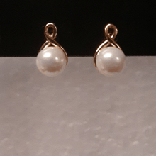 Cargar imagen en el visor de la galería, Small swirl earrings with white pearls
