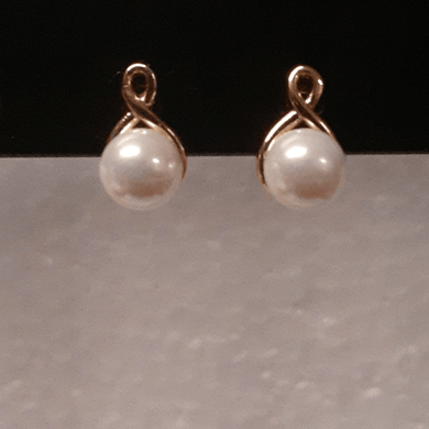 Small swirl earrings with white pearls