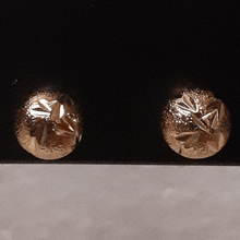 Cargar imagen en el visor de la galería, small gold pearl earrings
