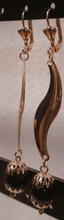Cargar imagen en el visor de la galería, Hanging laminated long leaf and black ball

