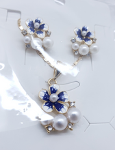 Load image into Gallery viewer, Fading blue flower with pearls and clear crystals (set)
