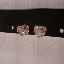 Cargar imagen en el visor de la galería, Small Crystal heart earrings

