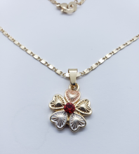 Cargar imagen en el visor de la galería, Shimmering four leaf clover tri color with a red crystal (set)
