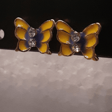 Cargar imagen en el visor de la galería, Small yellow butterflies with a blue center and crystals

