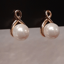 Load image into Gallery viewer, Small swirl earrings with white pearls
