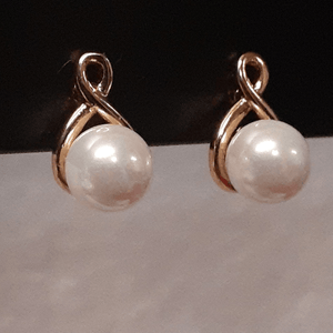 Small swirl earrings with white pearls