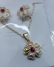 Cargar imagen en el visor de la galería, Shimmering four leaf clover tri color with a red crystal (set)
