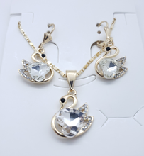 Load image into Gallery viewer, Swan with heart shaped clear crystals (set)
