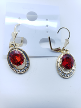 Cargar imagen en el visor de la galería, Red crystal earring with clear crystals
