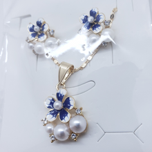 Cargar imagen en el visor de la galería, Fading blue flower with pearls and clear crystals (set)
