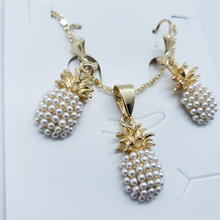 Cargar imagen en el visor de la galería, pearl pineapple with gold top and crystals

