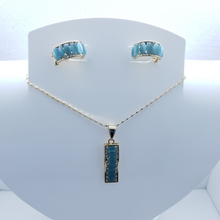 Load image into Gallery viewer, Light blue crystal row with crystals (set)
