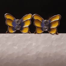 Cargar imagen en el visor de la galería, Small yellow butterflies with a blue center and crystals
